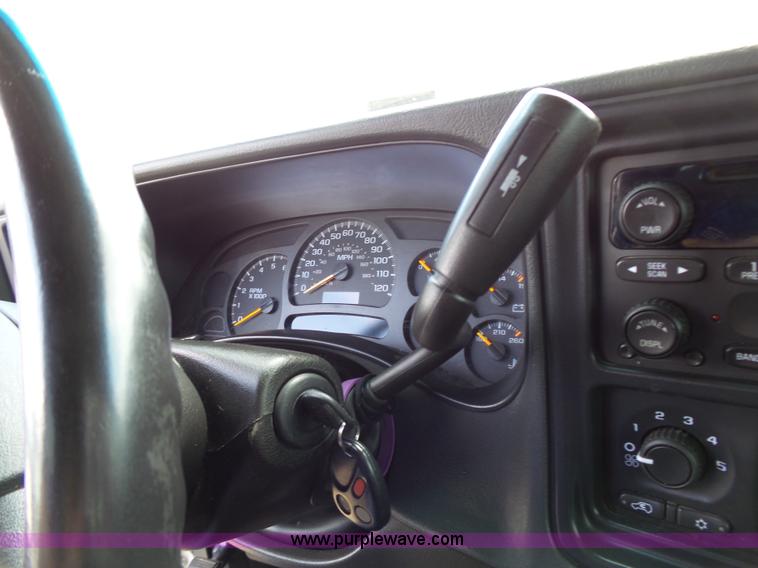 image for item J4106 2004 Chevrolet Avalanche pickup