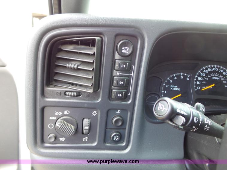 image for item J4106 2004 Chevrolet Avalanche pickup