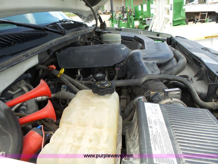 image for item J4106 2004 Chevrolet Avalanche pickup