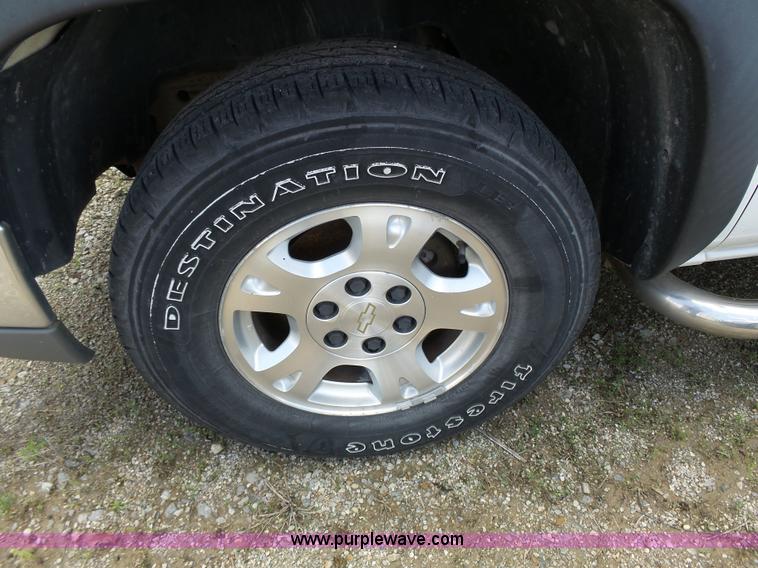 image for item J4106 2004 Chevrolet Avalanche pickup