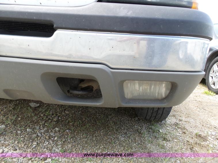 image for item J4106 2004 Chevrolet Avalanche pickup