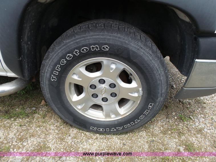 image for item J4106 2004 Chevrolet Avalanche pickup