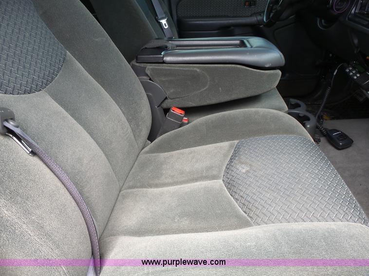 image for item J4106 2004 Chevrolet Avalanche pickup