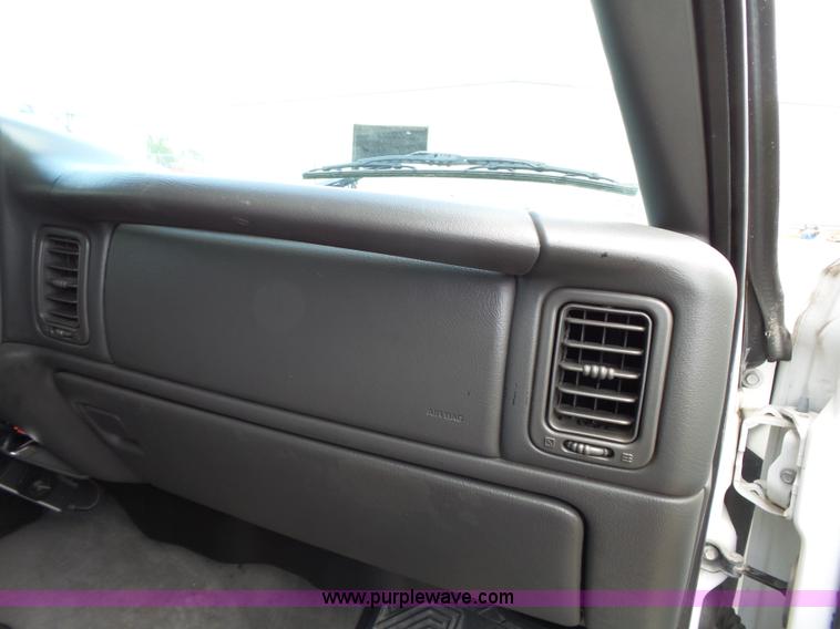 image for item J4106 2004 Chevrolet Avalanche pickup