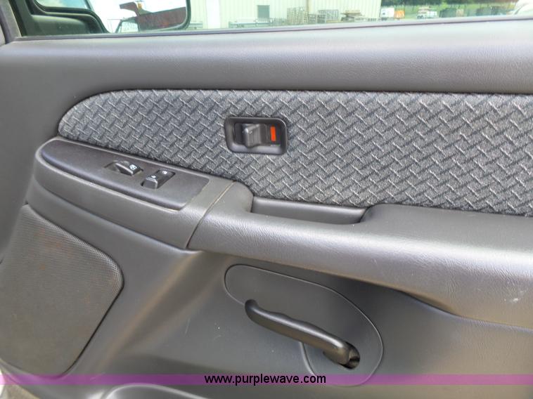 image for item J4106 2004 Chevrolet Avalanche pickup