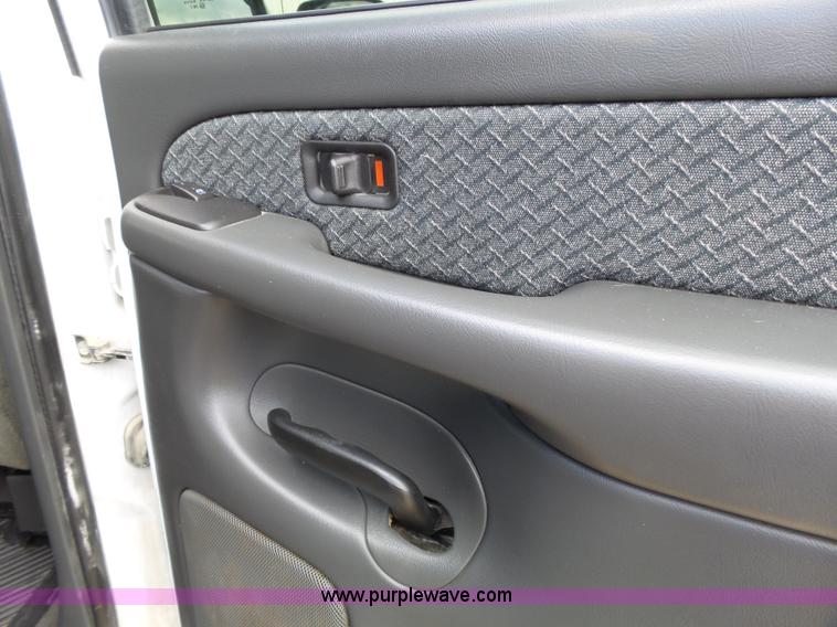 image for item J4106 2004 Chevrolet Avalanche pickup