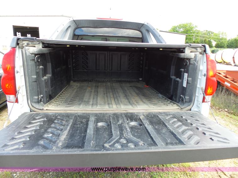 image for item J4106 2004 Chevrolet Avalanche pickup