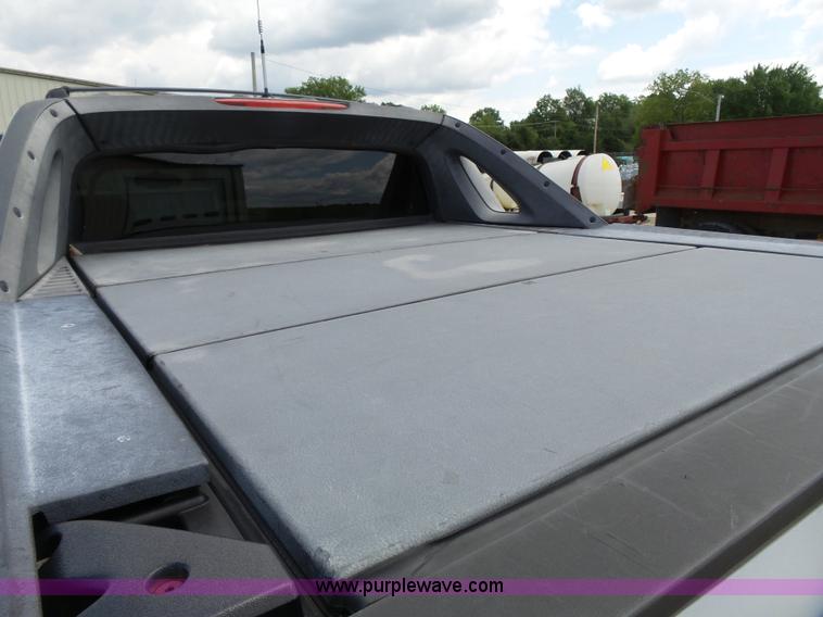 image for item J4106 2004 Chevrolet Avalanche pickup