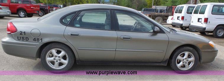 image for item J4117 2004 Ford Taurus SES