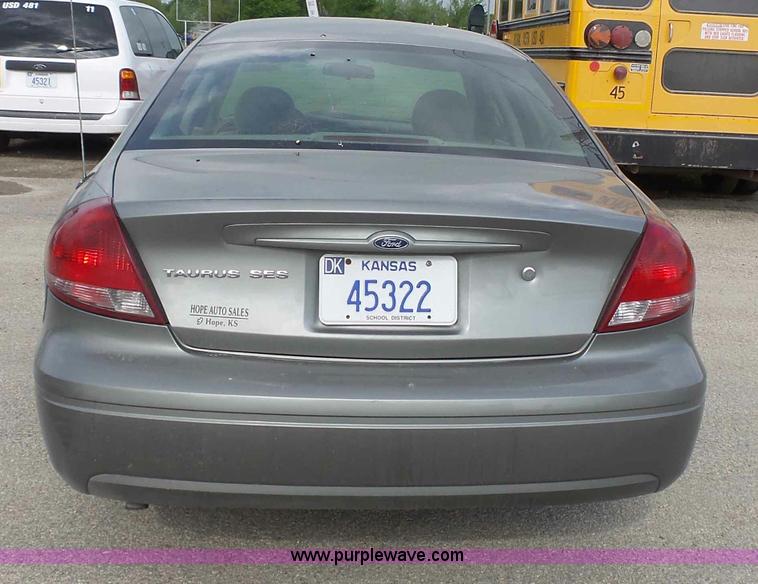 image for item J4117 2004 Ford Taurus SES
