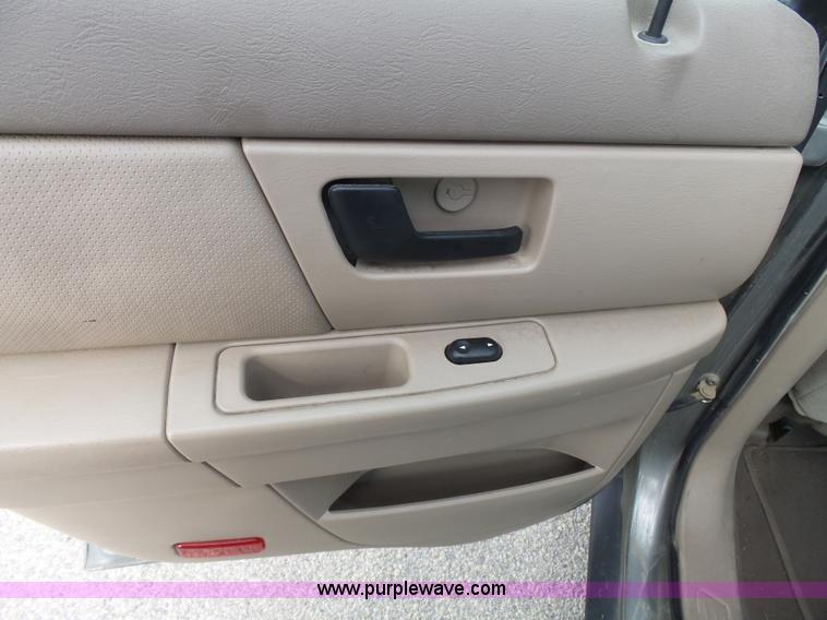 image for item J4117 2004 Ford Taurus SES