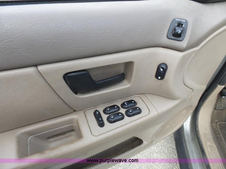 image for item J4117 2004 Ford Taurus SES