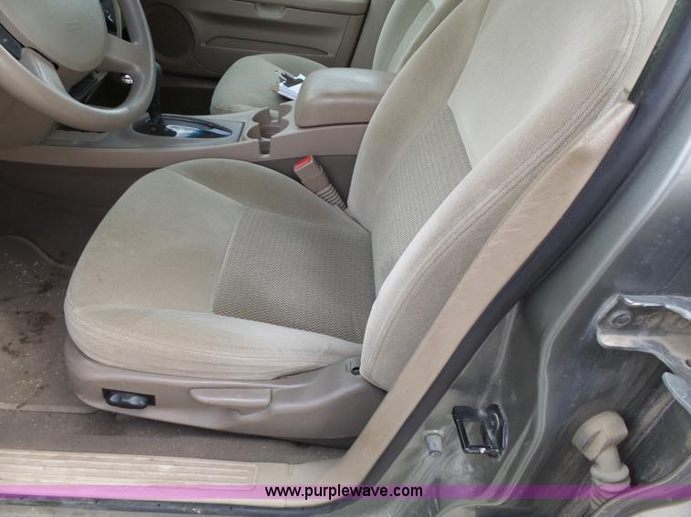 image for item J4117 2004 Ford Taurus SES