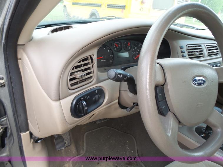 image for item J4117 2004 Ford Taurus SES