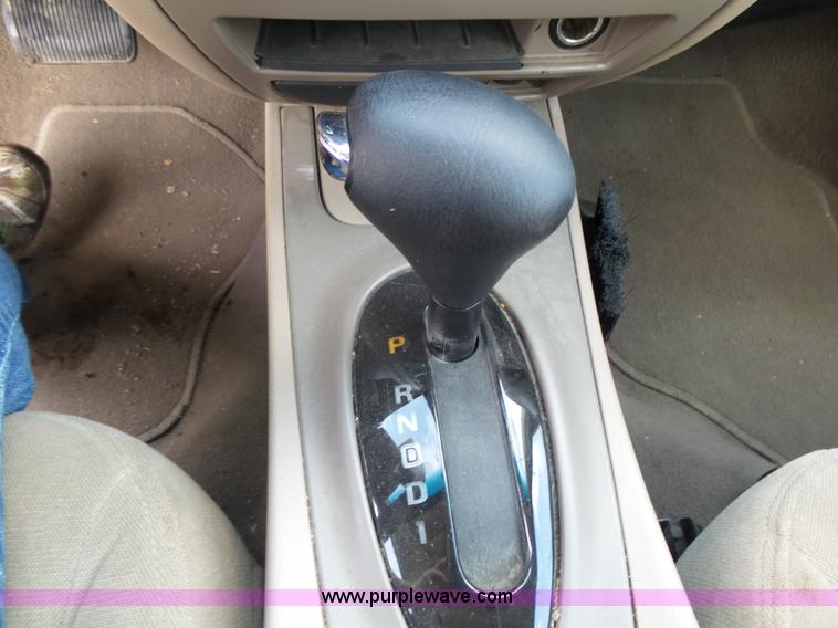 image for item J4117 2004 Ford Taurus SES