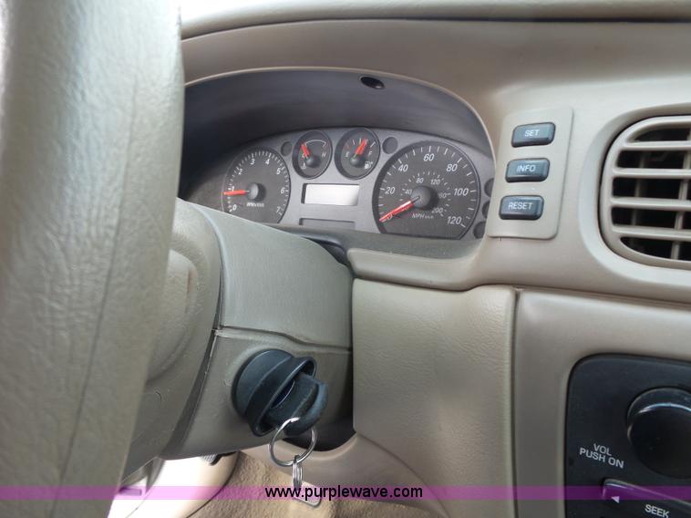 image for item J4117 2004 Ford Taurus SES