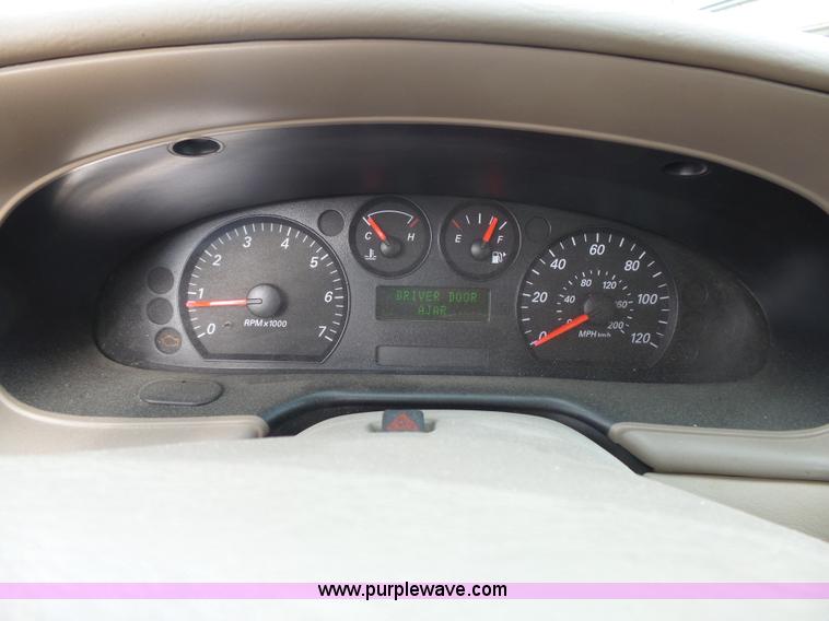 image for item J4117 2004 Ford Taurus SES