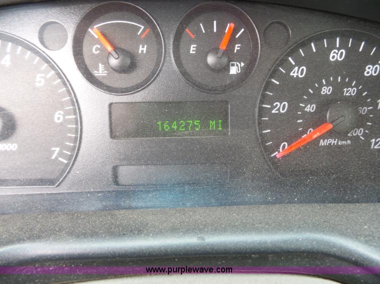 image for item J4117 2004 Ford Taurus SES