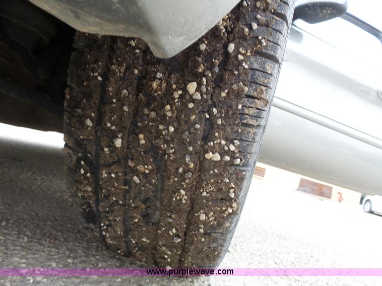 image for item J4117 2004 Ford Taurus SES