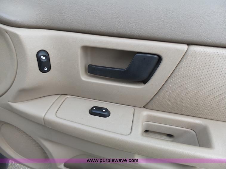 image for item J4117 2004 Ford Taurus SES