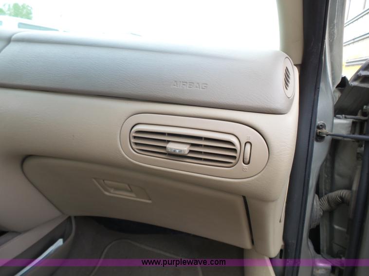 image for item J4117 2004 Ford Taurus SES