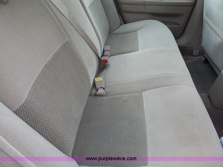 image for item J4117 2004 Ford Taurus SES