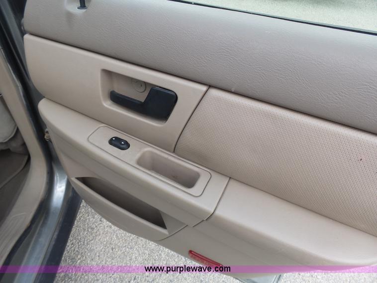 image for item J4117 2004 Ford Taurus SES