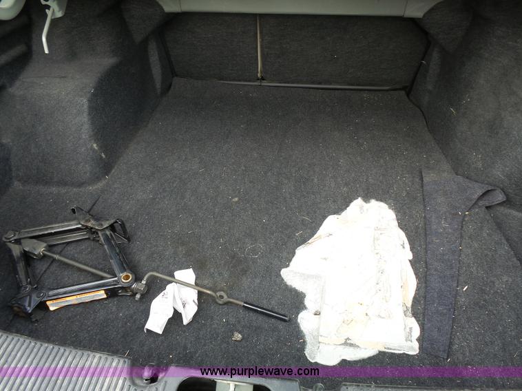 image for item J4117 2004 Ford Taurus SES