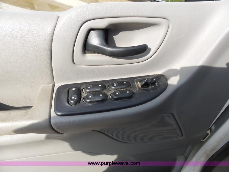 image for item J4126 2003 Ford Windstar LX van