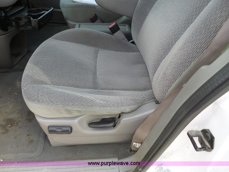 image for item J4126 2003 Ford Windstar LX van