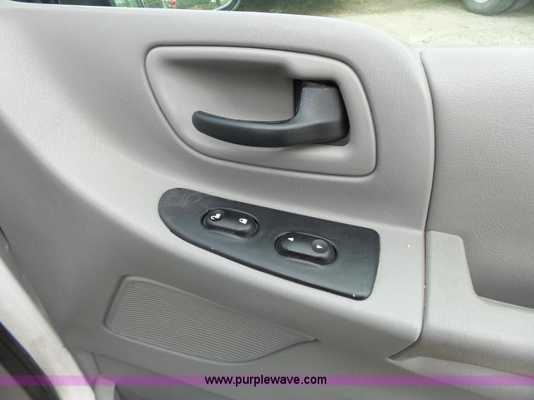 image for item J4126 2003 Ford Windstar LX van