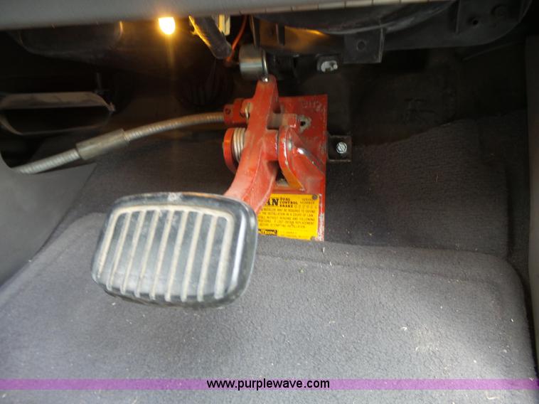 image for item J4126 2003 Ford Windstar LX van