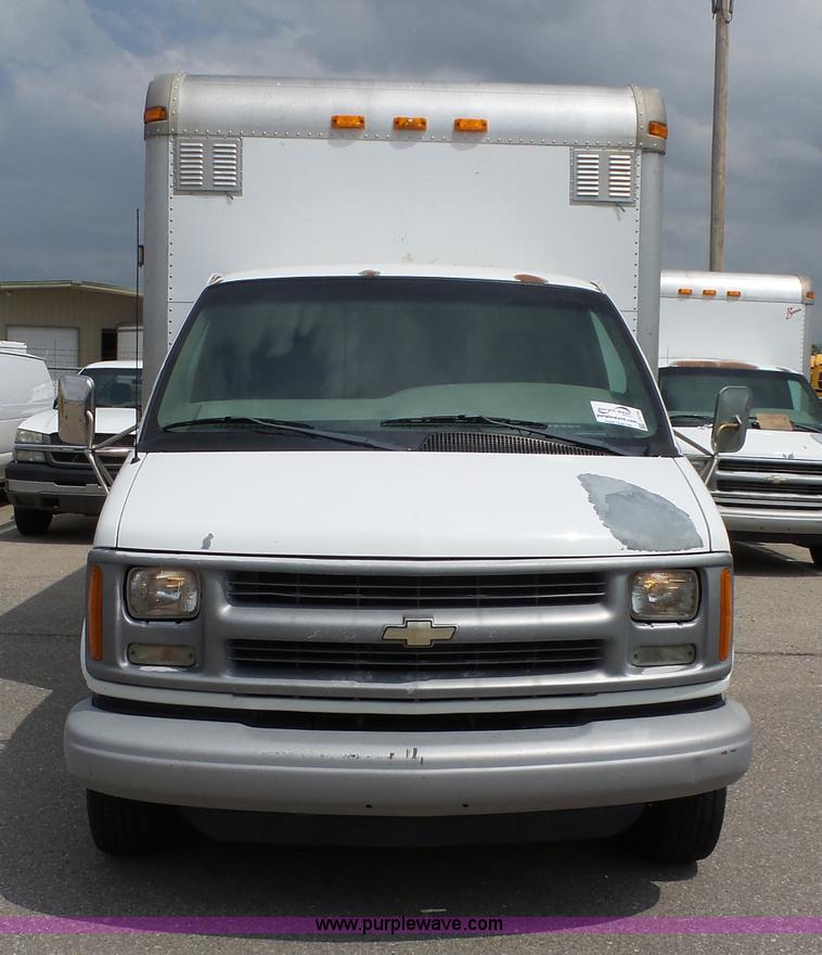 image for item J4134 2001 Chevrolet Express G3500 box truck