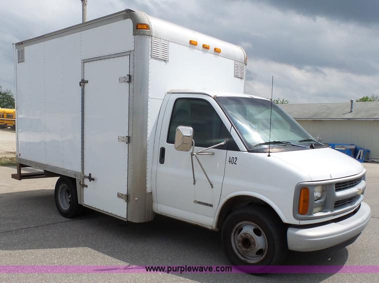 image for item J4134 2001 Chevrolet Express G3500 box truck