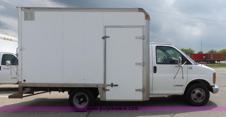 image for item J4134 2001 Chevrolet Express G3500 box truck