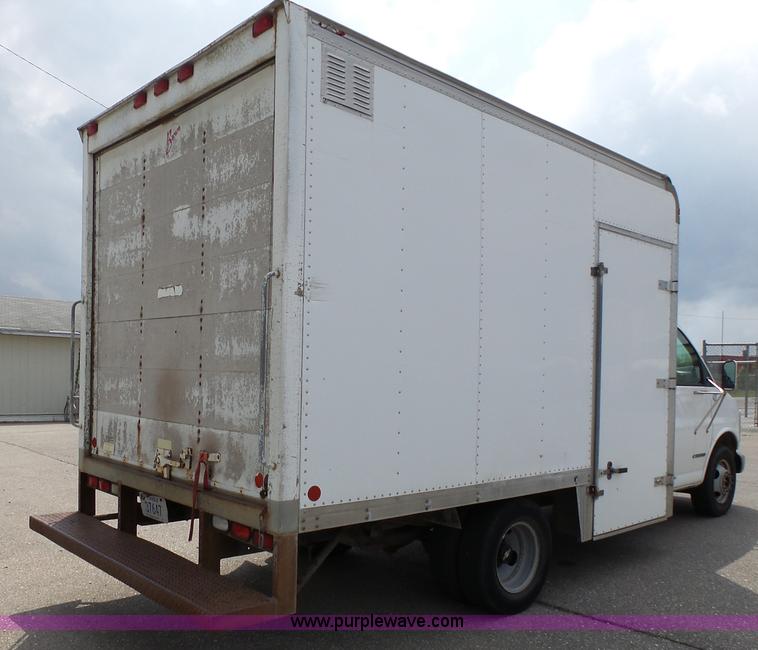 image for item J4134 2001 Chevrolet Express G3500 box truck