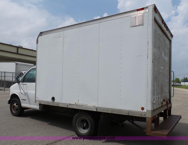image for item J4134 2001 Chevrolet Express G3500 box truck