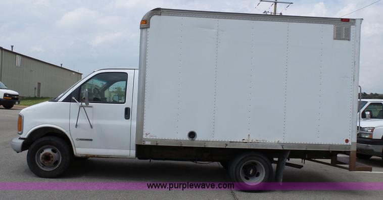 image for item J4134 2001 Chevrolet Express G3500 box truck