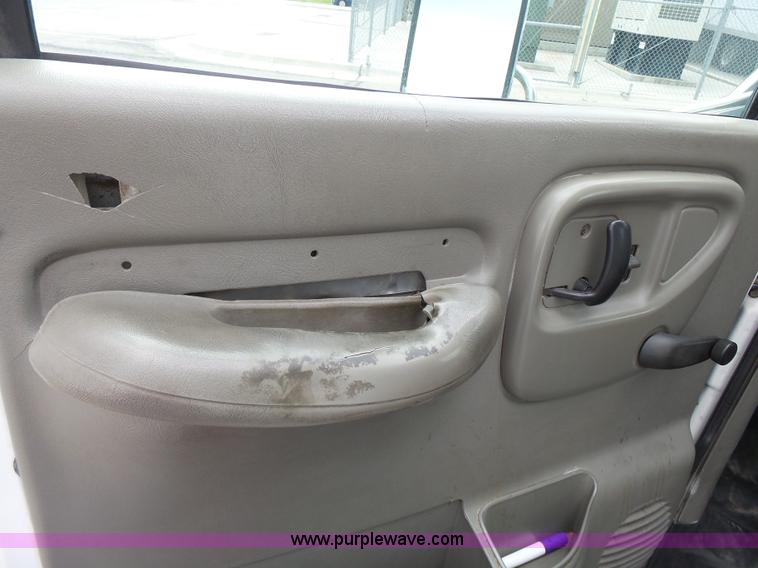 image for item J4134 2001 Chevrolet Express G3500 box truck