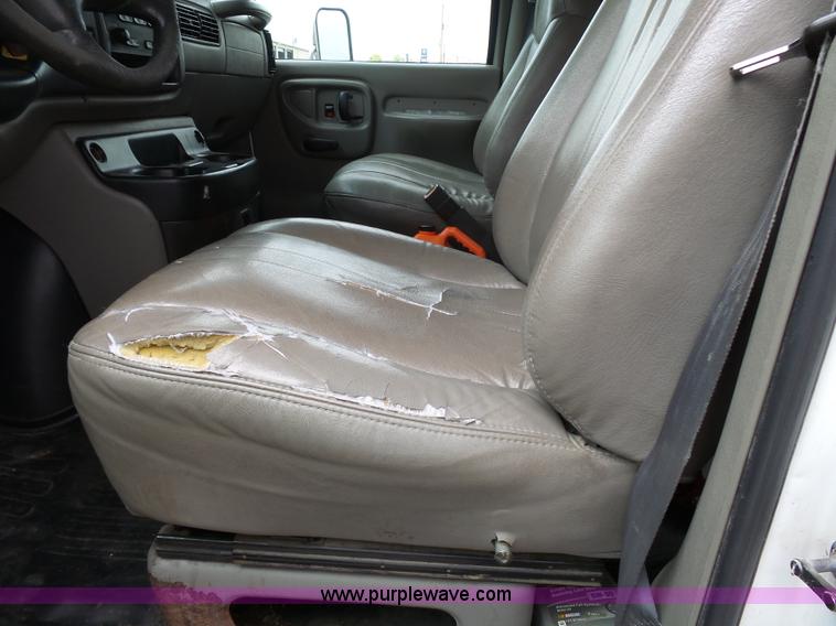 image for item J4134 2001 Chevrolet Express G3500 box truck