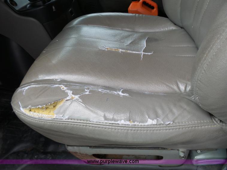 image for item J4134 2001 Chevrolet Express G3500 box truck