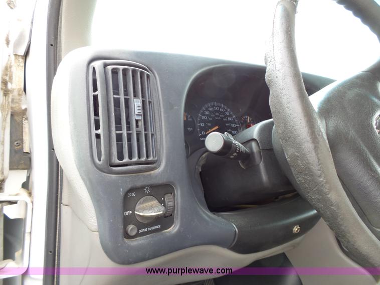 image for item J4134 2001 Chevrolet Express G3500 box truck