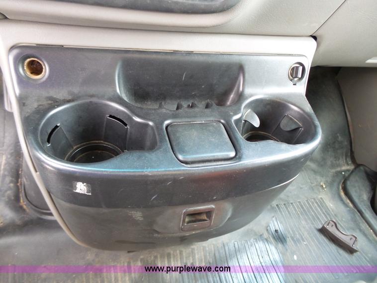 image for item J4134 2001 Chevrolet Express G3500 box truck