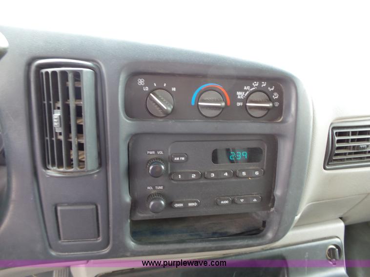 image for item J4134 2001 Chevrolet Express G3500 box truck