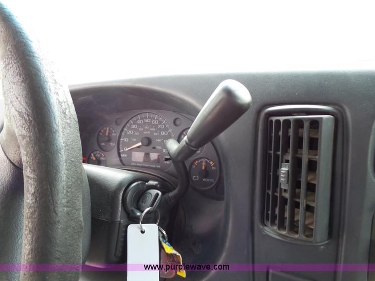image for item J4134 2001 Chevrolet Express G3500 box truck