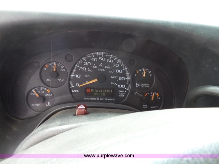 image for item J4134 2001 Chevrolet Express G3500 box truck