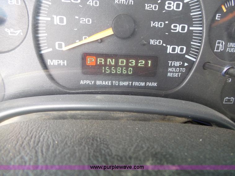 image for item J4134 2001 Chevrolet Express G3500 box truck