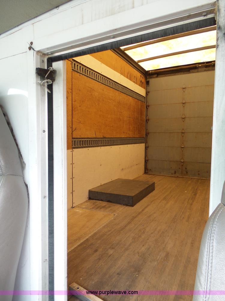 image for item J4134 2001 Chevrolet Express G3500 box truck