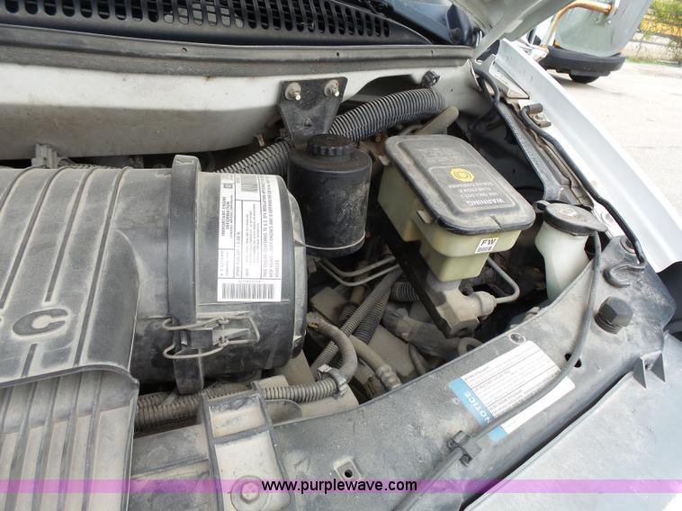 image for item J4134 2001 Chevrolet Express G3500 box truck