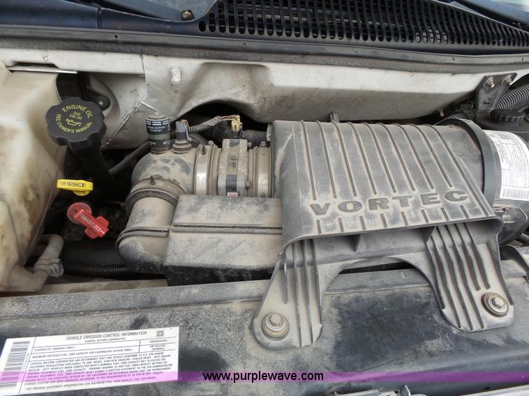 image for item J4134 2001 Chevrolet Express G3500 box truck